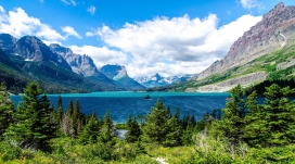 高清晰蓝天白云下的圣玛丽国家公园冰川湖