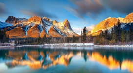 加拿大阿尔伯塔省美丽的雪山冬季湖壁纸