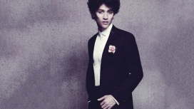 高清晰穿西装的男模李子峰宽屏电脑壁纸下载