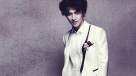 高清晰穿白色礼服西装的李子峰男模宽屏电脑壁纸下载