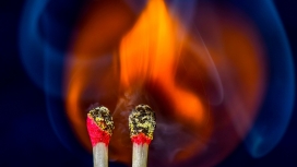 高清晰燃烧的火柴棒