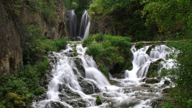 漂亮的灌木岩石瀑布