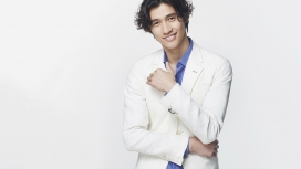 高清晰穿蓝衬衫白西装的男模李子峰宽屏电脑壁纸下载