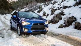 高清晰雪地中蓝色三菱ASX越野车壁纸