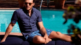 坐在游泳池边的斯科特・伊斯特伍德