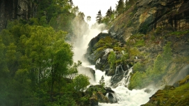 绿色山高树瀑布壁纸