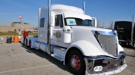 高清晰白色龙星国际卡车壁纸