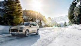 高清晰形势在雪中的香槟色保时捷卡宴Turbo S越野车壁纸