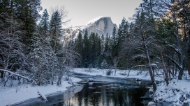 白雪皑皑的约塞米蒂国家公园