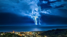 雷霆风暴闪电的沿海城市