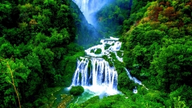 意大利阿尔马尔莫雷绿色瀑布