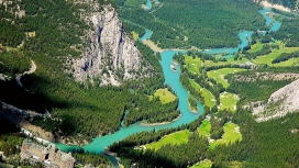 精彩的艾伯塔空中俯拍蓝河美景