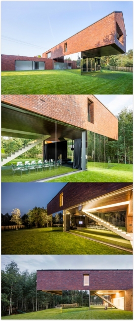 悬臂上的生活花园洋房-位于波兰，里面住一个年轻的家庭，斜屋顶，红砖墙和一个大车库