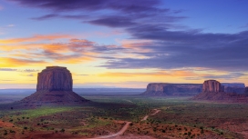 紫色天空下的犹他州峡谷