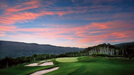 粉红色天空下的漂亮高尔夫球场