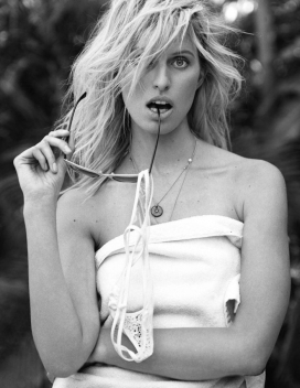 卡罗利纳库尔科娃-ELLE艾莉意大利2015年5月-沙滩上的“美味”女人复古人像