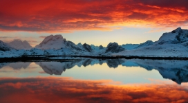 湖泊红云高山倒影壁纸