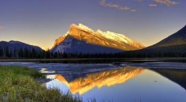 黄金山下的湖泊壁纸