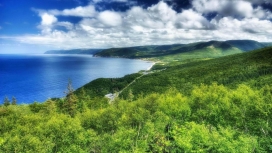 加拿大蓝天白云下的绿色淡水河海洋谷