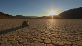 阳光下的加利福尼亚州死亡谷沙漠