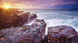 日落下的美丽爱尔兰岩石岛地方