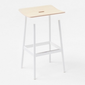 Nendo浮动的凳子-日本Nendo家居设计工作室为意大利家具品牌Moroso打造的两款新产品-包括一个凳子，看起来像它缺少支撑，类似悬浮效果。它看起来像已经缺件，实际上基于一个悬臂式结构，弯曲支撑。