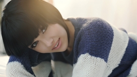 穿蓝白针织衫的英国女模特梅丽莎・克拉克