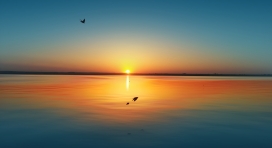 夕阳下的日落湖