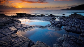 橙色夕阳的海洋黑岩