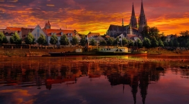 夕阳下的美丽欧洲城市河边美景