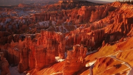 优美的阳光雪峡谷