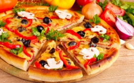 pizza slices鲜美的香菇番茄披萨饼美食