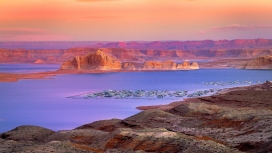 七彩峡谷河船舶