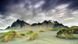 乌云下的岩沙山