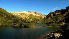 岩石湖美景壁纸