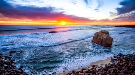 灿烂的海洋岩石