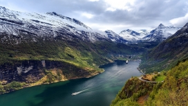 雪山湖中的游艇壁纸
