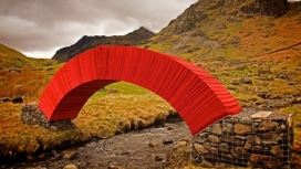 英国艺术家Steve Messam-采用20,000张纸创建的深红色拱形桥-安装在英国湖区，横跨溪流。没有胶水或其他固定装置使用