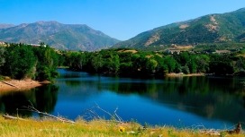 高清晰高山湖泊壁纸