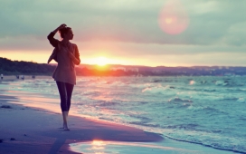 夕阳海滩上散步的美女