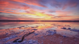 七彩天空下的海洋海岸