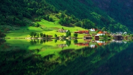 绿山海房屋倒影壁纸