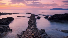 粉红色的海洋日落石墙