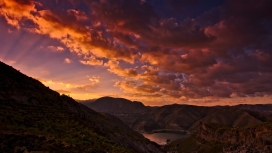 粉红色云下的山峰