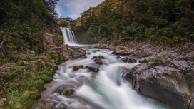 岩石瀑布流美景