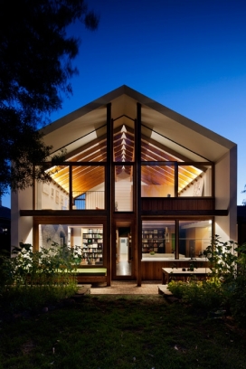 山墙玩偶之家-位于墨尔本，简单的网格布局和透明的后方门面，营造更慷慨的生活空间和新的主卧室。