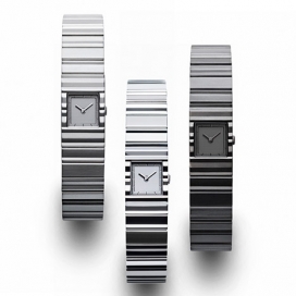 一个波纹金属表带的三宅一生腕表-菜肴不锈钢表带及外壳制成的挤压连续波纹带金属，一系列环节形成，各具有略微不同的轮廓使其反射光条纹