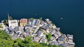 高清晰奥地利哈尔施塔特湖旁的房屋密集地壁纸