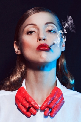 纳塔利娅的时尚吸烟人像