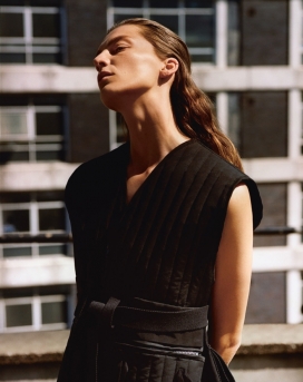 达莉亚・沃波依-降落伞服装时装秀